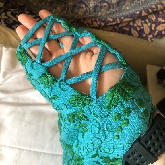 Vintage 1950s Embroidered Leaf Teal dress - Picture 5 of 5